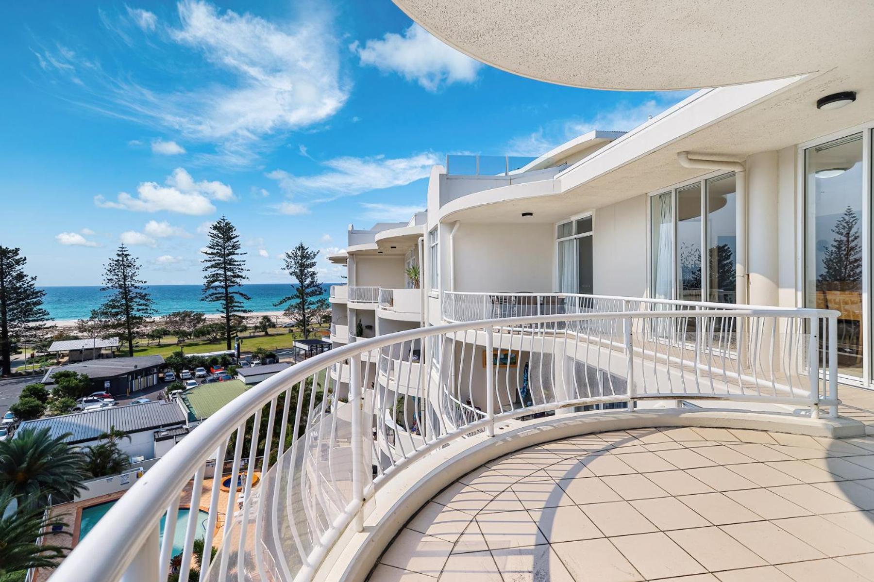 Kirra Beach Apartments Guldkusten Exteriör bild